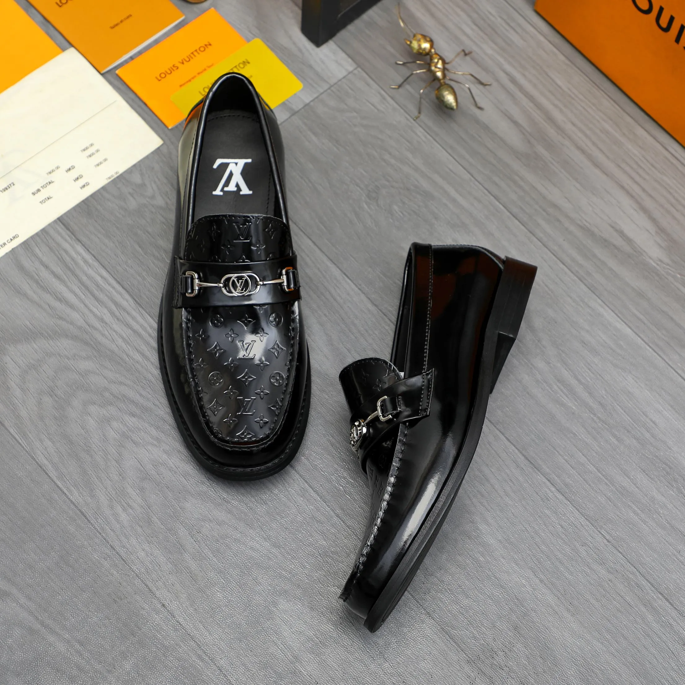 Men's shoes 💰p460 Product trademark: LV (Louis Vuitton) business slip-on leather shoes. Regular size: 38-45 (45 is custom-made and non-returnable) Product materials: Selected high-quality pearlescent embossed cowhide upper, cowhide lining, original rubber outsole